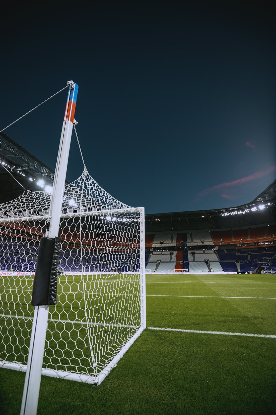 Jaring gawang sepak bola putih di lapangan sebagai ilustrasi promo sportsbook