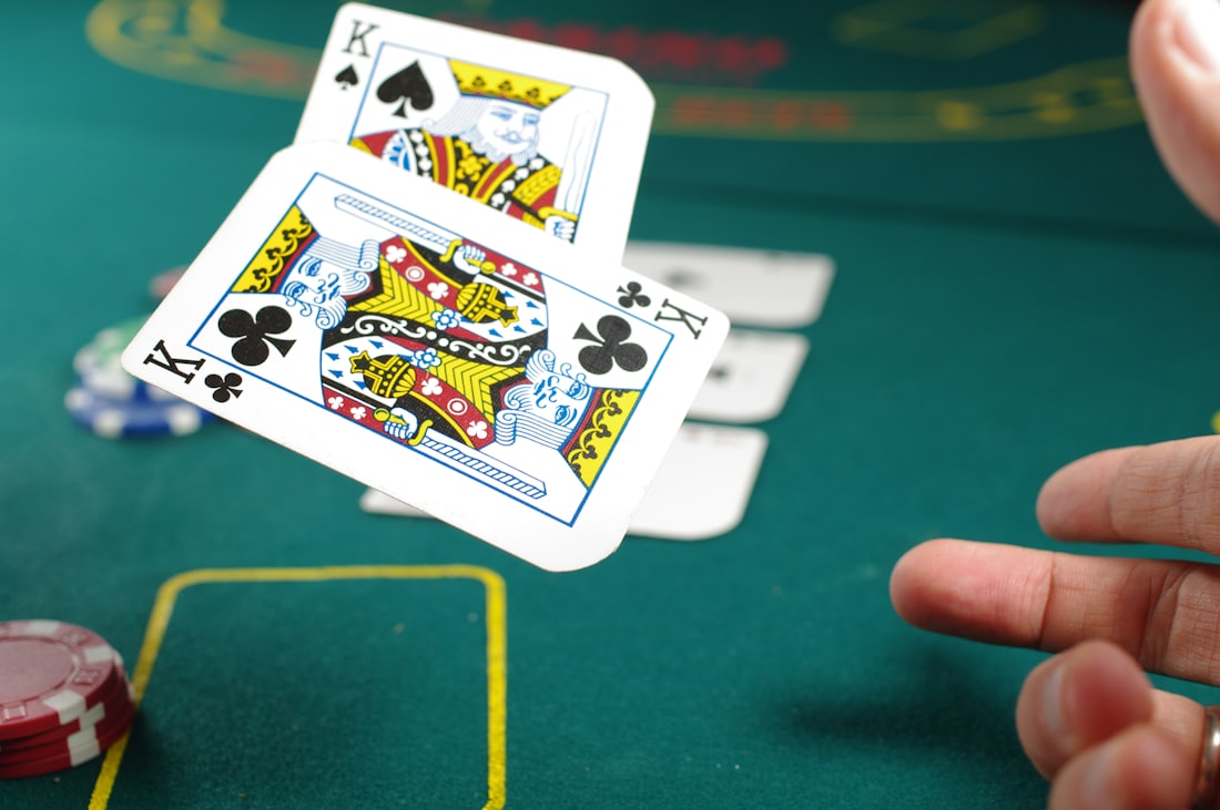 Pemain memegang empat kartu poker di tangannya