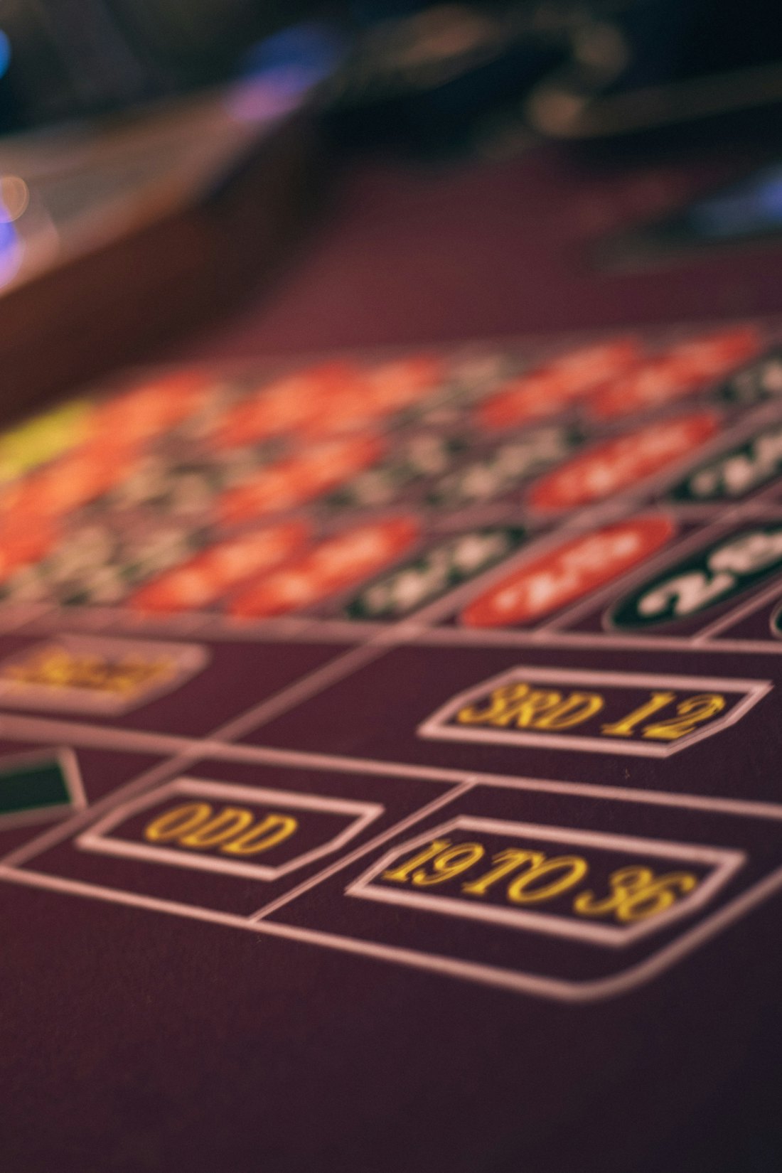 Tampilan close-up roda roulette kasino dengan detail nomor