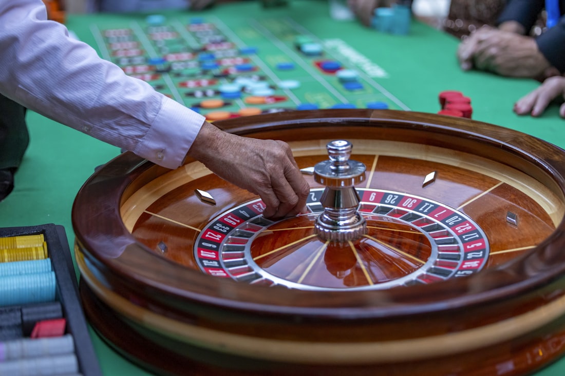 Pemain menempatkan chip pada meja roulette dengan dealer