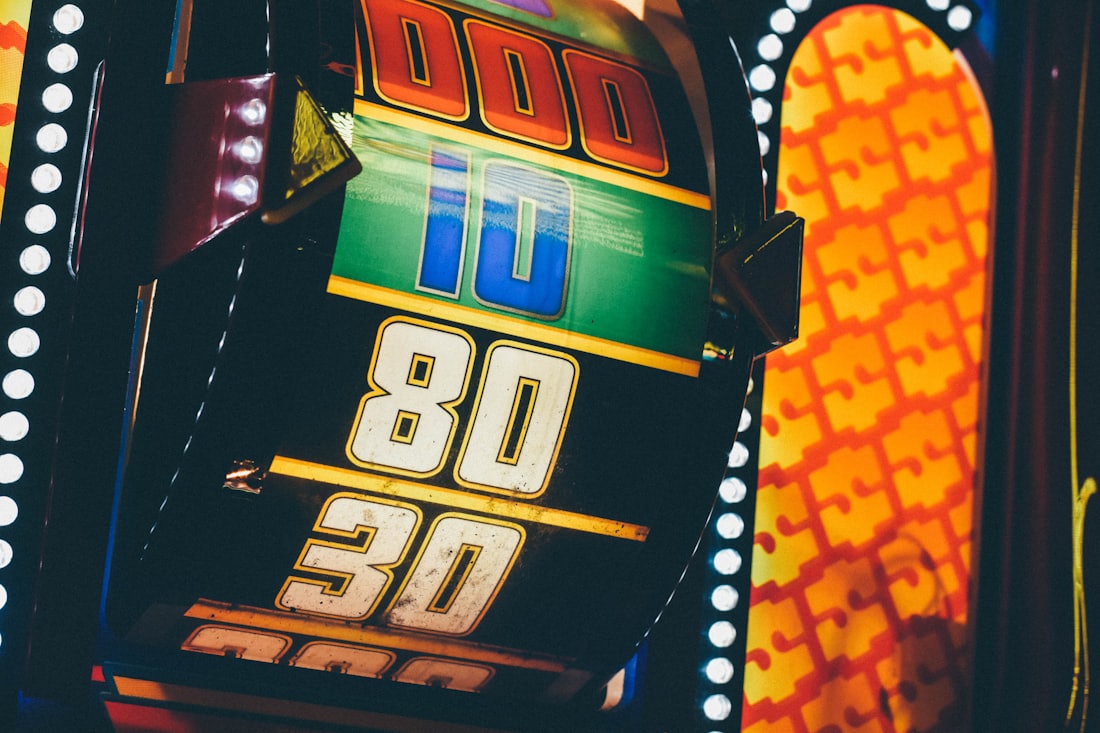 Mesin slot menyala dengan lampu neon di malam hari